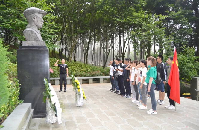 中共保山安利醫(yī)院有限責(zé)任公司支部委員會開展“不忘初心，牢記使命”愛國主義專題教育活動