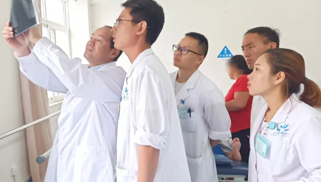云南省康復(fù)三級體系項目中心葉斌團隊到保山安利醫(yī)院進行學(xué)科建設(shè)、業(yè)務(wù)指導(dǎo)及板橋中心衛(wèi)生院示范單位評審驗收并授牌