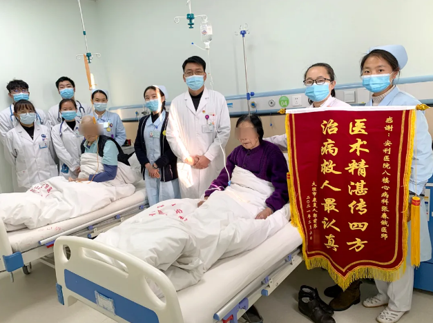 溫暖的陪伴、細心的照顧，兩位老人感恩贈錦旗！