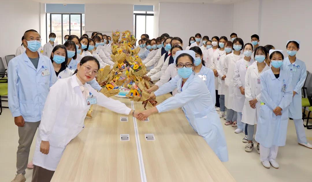 【保山安利醫(yī)院】雙節(jié)同慶，用祝福和鮮花感謝默默付出的治療師和教師們