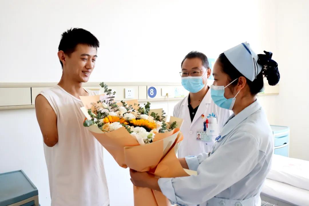 【保山安利醫(yī)院】雖然失去了雙臂，但他用堅(jiān)強(qiáng)、樂觀的態(tài)度讓生活充滿陽光！
