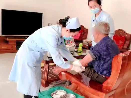 【保山安利醫(yī)院】82歲爺爺與老伴居家，在院手術(shù)后換藥不便，居家護(hù)理上門服務(wù)解難題