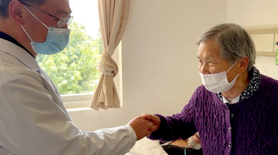 【保山安利醫(yī)院】百歲老人15年后再次到院做手術(shù)，老伴深表謝意“感謝你們給了他第二次生命”！